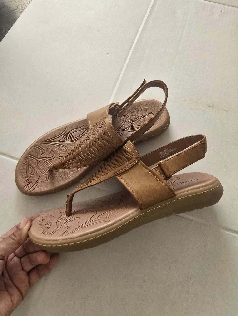 Baretraps Quincy Thong Sandals Size 9.5 Wide In Caramel Color - Picture 6 of 8